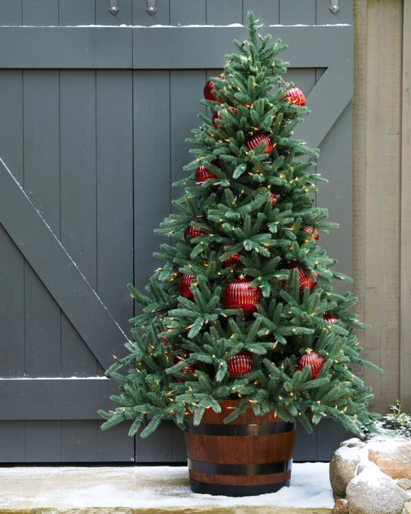 ODR-T_Oakville-Outdoor-Christmas-Tree_Lifestyle-10 Oakville Outdoor® Christmas Tree