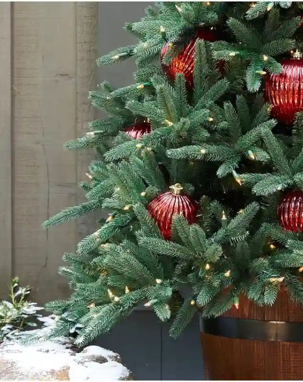 ODR-T_Oakville-Outdoor-Christmas-Tree_Lifestyle-20 Oakville Outdoor® Christmas Tree