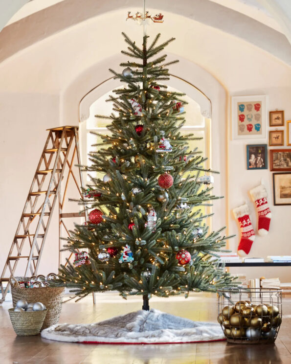 SKT-1841004_Arctic-Holiday-Faux-Fur-Tree-Skirt_Lifestyle-20 Sanibel Spruce® Tree